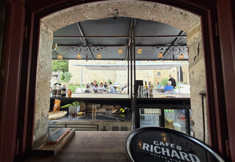 Un café en terrasse du restaurant L'Etelada, avec la cafés RICHARD