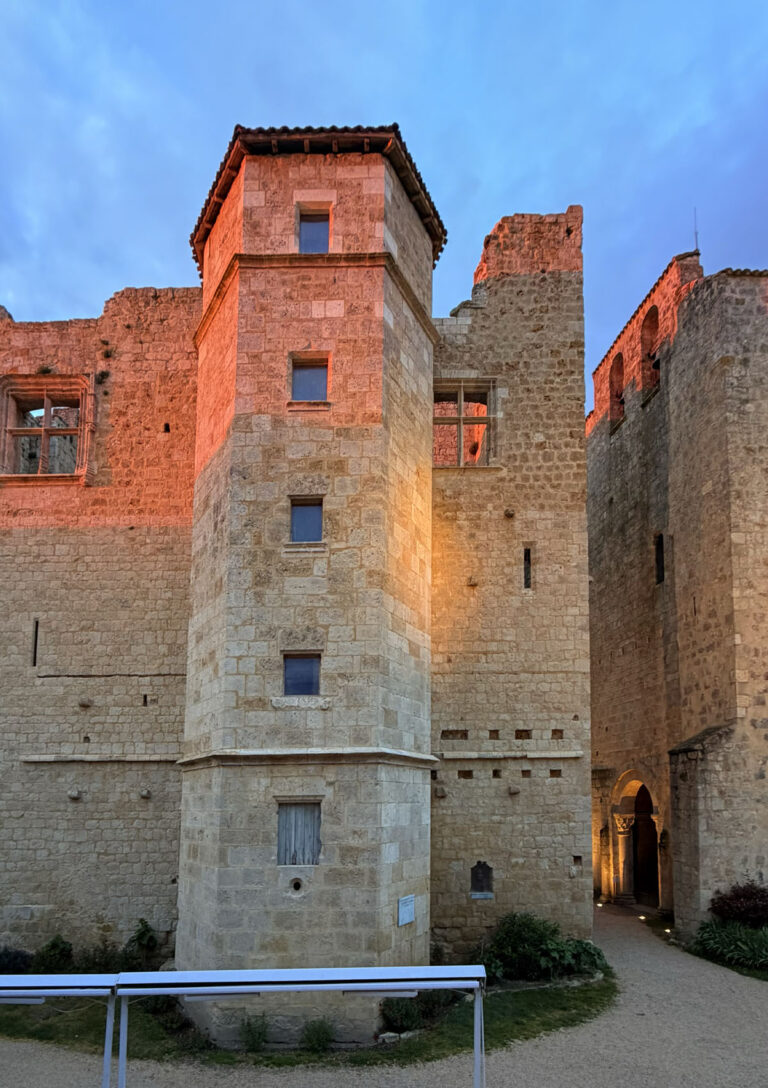 Depuis le restaurant L'Estelada, la vue extraordinaire sur le château de Larressingle dans le Gers