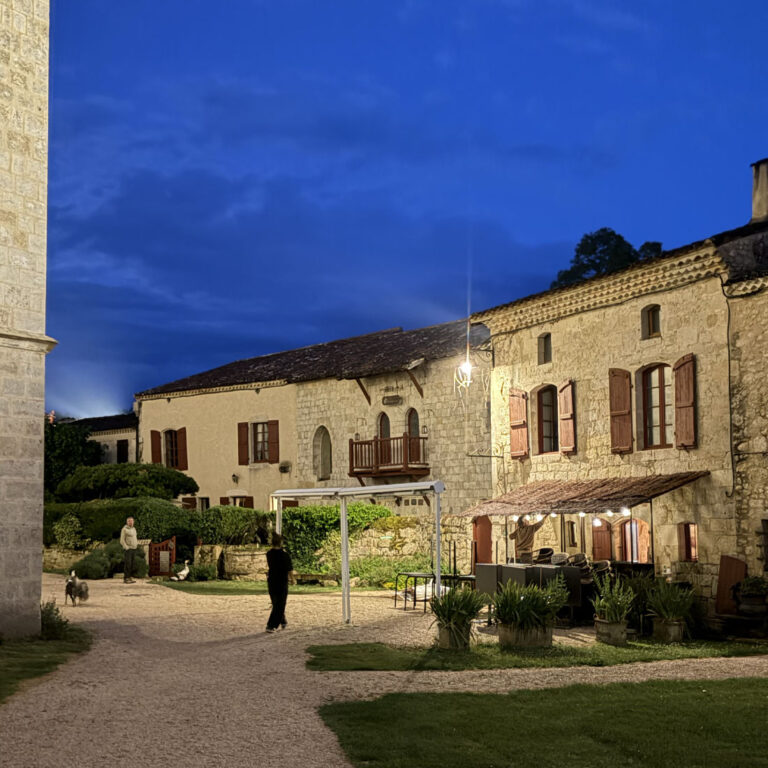 Entrée du château de Larressingle avec vue sur la terrasse du restaurant L'Estelada de Larressingle.