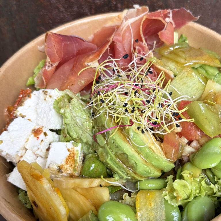 La salade du moment servie au restaurant de L'Estelada au château de Larressingle.