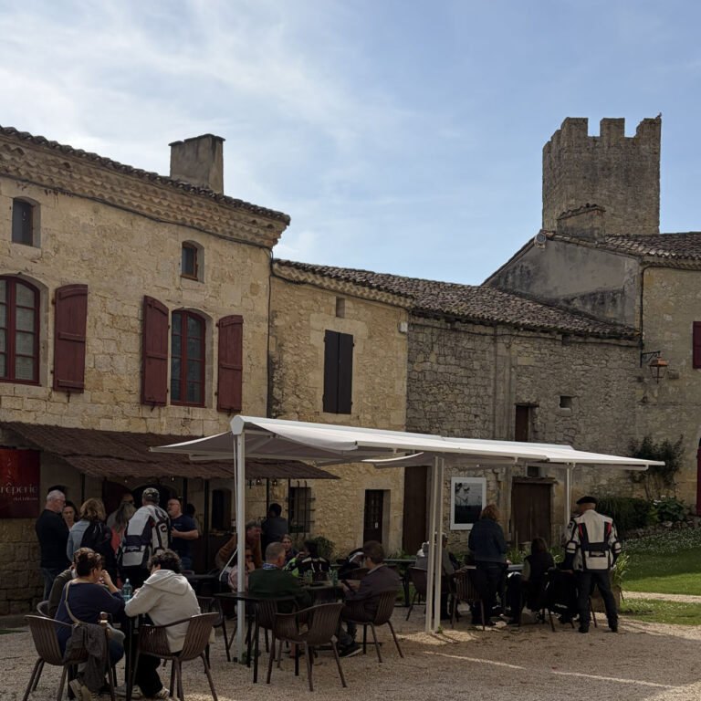 La terrasse de restaurant L'Estelada à l'intérieur du village fortifié de Larressingle.