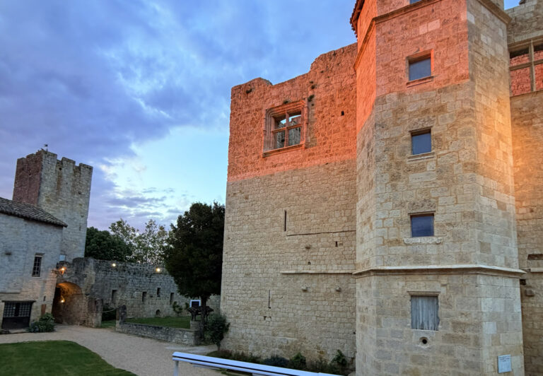 Vue depuis la terrasse du restaurant L'Estelada sur l'entrée du village fortifié, et le château de Larressingle
