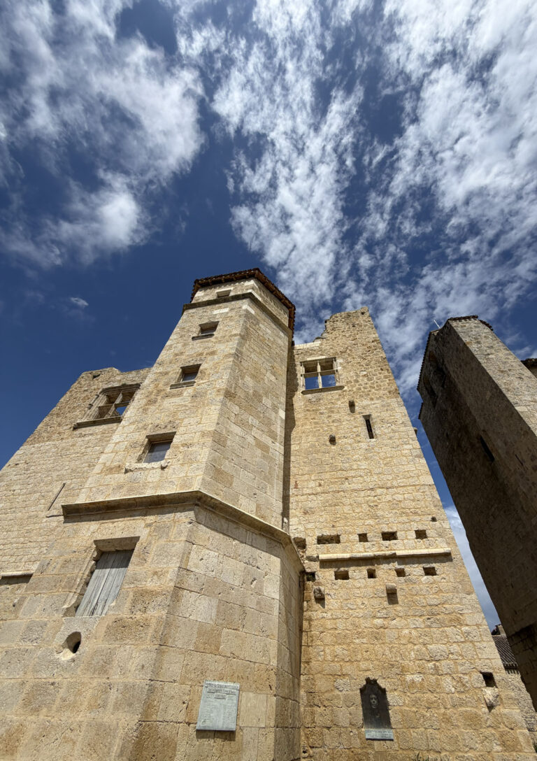 Le restaurant L'estelada, se trouve dans le village fortifié de Larressingle au pied du château.